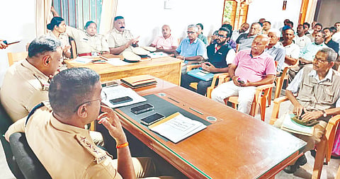 ವಿರಾಜಪೇಟೆ: ಹೋಮ್ ಸ್ಟೇಗಳಿಗೆ ವಿದೇಶಿ ಪ್ರವಾಸಿಗರು ಬಂದಲ್ಲಿ ಅಂತಹ ಪ್ರವಾಸಿಗರ ಸಂಪೂರ್ಣ ಮಾಹಿತಿಯನ್ನು ಪಡೆದುಕೊಳ್ಳಬೇಕು. ಹೋಮ್ ಸ್ಟೇಗಳಲ್ಲಿ ನಡೆಯುವಂತ ವಿಚಾರಗಳ ಮಾಹಿತಿಯನ್ನು ಇಲಾಖೆಗೆ ತಪ್ಪದೇ ನೀಡಬೇಕು ಎಂದು ವಿರಾಜಪೇಟೆ ಡಿವೈಎಸ್‌ಪಿ ಮಹೇಶ್‌ಕುಮಾರ್ ಹೇಳಿದರು.
