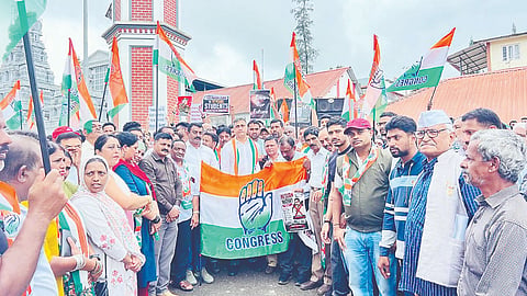 ವಿರಾಜಪೇಟೆಲ್ಲಿ ಬ್ಲ್ಯಾಕ್ ಕಾಂಗ್ರೆಸ್ ನೇತೃತ್ವದಲ್ಲಿ ಪ್ರತಿಭಟನೆ ಹಮ್ಮಿಕೊಳ್ಳಲಾಗಿತ್ತು. ಎ.ಎಸ್.ಪೊನ್ನಣ್ಣ, ರಂಜಿ ಪೂಣಚ್ಚ, ರಾಜೇಶ್ ಪದ್ಮನಾಭ, ನಯನಾ, ರಮೇಶ್ ಇದ್ದರು.
