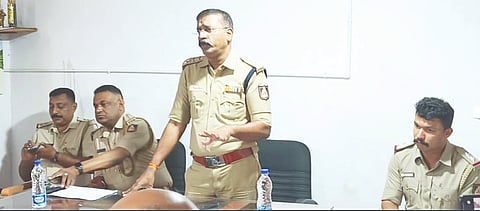 ವಿರಾಜಪೇಟೆ ಐತಿಹಾಸಿಕ ಗೌರಿ-ಗಣೇಶೋತ್ಸವ ಪೂರ್ವಭಾವಿ ಸಭೆಯಲ್ಲಿ ಪೊಲೀಸ್ ಉಪ ಅಧೀಕ್ಷಕ ಮಹೇಶ್ ಕುಮಾರ್ ಮಾತನಾಡಿದರು. ವೃತ್ತ ನಿರೀಕ್ಷಕ ಅನೂಪ್ ಮಾದಪ್ಪ, ನಗರ ಪೊಲೀಸ್ ಠಾಣಾಧಿಕಾರಿ ಪ್ರಮೋದ್, ಅಪರಾಧ ವಿಭಾಗದ ಪಿಎಸ್‌ಐ ಕಾವೇರಪ್ಪ ಇದ್ದರು.