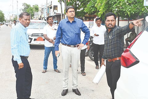 ಯಾದಗಿರಿ ಶಾಸಿ ಚೌಕ್​ನಿಂದ ರೈಲ್ವೆ ನಿಲ್ದಾಣದ ಮುಖ್ಯ ರಸ್ತೆಯನ್ನು ನಗರಸಭೆ ಆಡಳಿತಾಧಿಕಾರಿ ರಾಹುಲ್​ ಪಾಂಡ್ವೆ ಬುಧವಾರ ಪರಿಶೀಲಿಸಿದರು. ಪೌರಾಯುಕ್ತ ಉಮೇಶ ಚವ್ಹಾಣ್​ ಇತರರಿದ್ದರು.