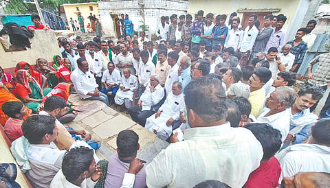 ಶಹಾಪುರ ತಾಲೂಕಿನ ಮಡ್ನಾಳ್ ಗ್ರಾಮಕ್ಕೆ ಸೋಮವಾರ ಭೇಟಿ ನೀಡಿದ ಶಾಸಕ ಶರಣಬಸಪ್ಪ ದರ್ಶನಾಪುರ ಅವರು ಅಪಘಾತದಲ್ಲಿ ಸಾವನ್ನಪ್ಪಿದ ಕುಟುಂಬಸ್ಥರ ಮನೆಗೆ ಭೇಟಿ ನೀಡಿ ಸಾಂತ್ವನ ಹೇಳಿದರು. ಶರಣಪ್ಪ ಸಲಾದಪುರ, ಶಿವಮಾಂತ ಚಂದಾಪುರ, ಶಿವಣಗೌಡ ಮಡ್ನಾಳ್, ಬಸವರಾಜಪ್ಪಗೌಡ ಪಾಟೀಲ್ ಇತರರಿದ್ದರು.