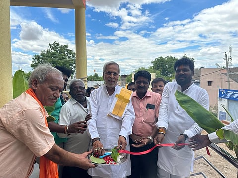 ಯಾದಗಿರಿ ನಗರದ ಮಶೆಮ್ಮ ಗುಡಿ ಸರ್ಕಾರಿ ಕಿರಿಯ ಪ್ರಾಥಮಿಕ ಶಾಲೆಯ ನಾಲ್ಕು ಕೋಣೆಗಳನ್ನು ಶಾಸಕ ಚನ್ನಾರಡ್ಡಿ ಪಾಟೀಲ್​ ಮಂಗಳವಾರ ಉದ್ಘಾಟಿಸಿದರು. ಹಣಮಂತ ನಾಯಕ, ವೀರಪ್ಪ ಕನ್ನಳ್ಳಿ, ನರಸಪ್ಪ ಬುಡ್ಡಯ್ಯನೋರ ಇತರರಿದ್ದರು.