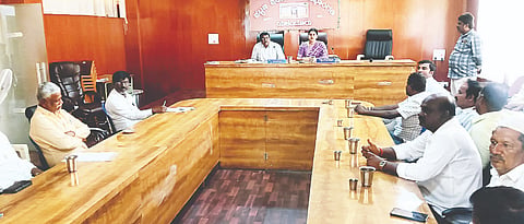 ಯಳಂದೂರು ಪಟ್ಟಣ ಪಂಚಾಯಿತಿಯಲ್ಲಿ ಮಂಗಳವಾರ ಆಯೋಜಿಸಿದ್ದ ಬಜೆಟ್ ಪೂರ್ವಭಾವಿ ಸಭೆಯಲ್ಲಿ ಮುಖ್ಯಾಧಿಕಾರಿ ಎಂ.ಪಿ. ಮಹೇಶ್‌ಕುಮಾರ್ ಮಾತನಾಡಿದರು. ಆಡಳಿತಾಧಿಕಾರಿ ಎಸ್.ಎಲ್. ನಯನಾ ಇದ್ದರು. 
