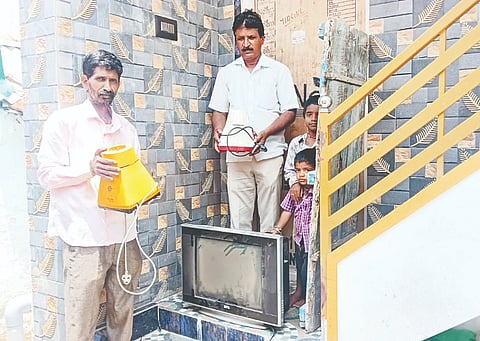 ಯಳಂದೂರು ತಾಲೂಕಿನ ಗಣಿಗನೂರು ಗ್ರಾಮದಲ್ಲಿ ವಿದ್ಯುತ್ ಶಾರ್ಟ್ ಸರ್ಕ್ಯೂಟ್‌ನಿಂದ ಎಲೆಕ್ಟ್ರಾನಿಕ್ಸ್ ವಸ್ತುಗಳು ಸುಟ್ಟು ಹೋಗಿರುವುದು.