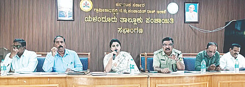 ಯಳಂದೂರು ತಾಲೂಕು ಪಂಚಾಯಿತಿ ಸಭಾಂಗಣದಲ್ಲಿ ಬುಧವಾರ ಆಯೋಜಿಸಿದ ಪರಿಶಿಷ್ಟ ಜಾತಿ-ವರ್ಗಗಳ ಹಿತರಕ್ಷಣಾ ಸಮಿತಿ ಸಭೆಯಲ್ಲಿ ತಹಸೀಲ್ದಾರ್ ಎಸ್.ಎಲ್. ನಯನಾ ಮಾತನಾಡಿದರು.
