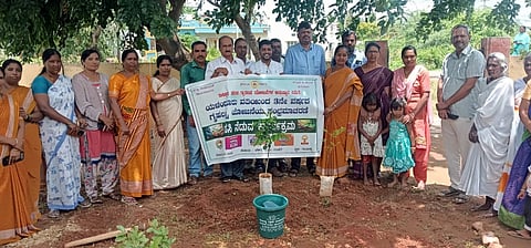 ಯಳಂದೂರು ತಾಲೂಕಿನ ಗುಂಬಳ್ಳಿ ಗ್ರಾಮದ ಅಂಗನವಾಡಿ ಕೇಂದ್ರದ ಮುಂಭಾಗ ಗ್ಯಾರಂಟಿ ಯೋಜನೆಗೆ ಮೂರು ವರ್ಷ ತುಂಬಿದ ಹಿನ್ನೆಲೆಯಲ್ಲಿ ಗಿಡಗಳನ್ನು ನೆಡಲಾಯಿತು. ಯೋಜನೆಯ ತಾಲೂಕು ಅಧ್ಯಕ್ಷ ಕಿನಕಹಳ್ಳಿ ಪ್ರಭುಪ್ರಸಾದ್, ಇಒ ಎ.ಬಿ.ವೇಣು ಇತರರು ಇದ್ದರು.