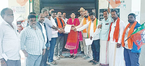 ದ್ವೇಷ ಭಾಷಣ ಮತ್ತು ದ್ವೇಷ ಅಪರಾಧಗಳ ಪ್ರತಿಬಂಧಕ ವಿಧೇಯಕ ಕಾಯ್ದೆ ವಿರುದ್ಧ  ಯಳಂದೂರಿನಲ್ಲಿ ಬುಧವಾರ ಬಿಜೆಪಿ ಮುಖಂಡರು ಪ್ರತಿಭಟನೆ ನಡೆಸಿ ಮನವಿ ಪತ್ರವನ್ನು ತಹಸೀಲ್ದಾರ್ ನಯನ ಅವರಿಗೆ ಸಲ್ಲಿಸಿದರು. ಮಂಡಲದ ಅಧ್ಯಕ್ಷ ಎನ್. ಅನಿಲ್ , ಮಹದೇವಸ್ವಾಮಿ, ದೊಡ್ಡರಾಜು, ಸೂರ್ಯನಾರಾಯಣ್, ರಾಜು, ಅಂಬಳೆ ರುದ್ರೇಶ್, ಕೆಂಪರಾಜು ಸೇರಿದಂತೆ ಅನೇಕರು ಇದ್ದರು. 
