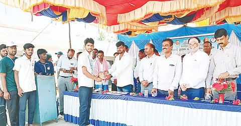 ಕಮರವಾಡಿ ಗ್ರಾಮದ ಸರ್ಕಾರಿ ಹಿರಿಯ ಪ್ರಾಥಮಿಕ ಶಾಲೆಯ ಆವರಣದಲ್ಲಿ ನಡೆದ ಕುದೇರು ಸರ್ಕಾರಿ ಪ್ರಥಮ ದರ್ಜೆ ಕಾಲೇಜಿನ ಎನ್‌ಎಸ್‌ಎಸ್ ವಿಶೇಷ ವಾರ್ಷಿಕ ಶಿಬಿರದ ಸಮಾರೋಪ ಸಮಾರಂಭದಲ್ಲಿ ಸ್ಪರ್ಧೆಯಲ್ಲಿ ವಿಜೇತರಾದ ಶಿಬಿರಾರ್ಥಿಗಳಿಗೆ ಎಸ್‌ಡಿಎಂಸಿ ಅಧ್ಯಕ್ಷ ಕೆ.ಎಂ. ಜವರೇಶ್ ಬಹುಮಾನಗಳನ್ನು ವಿತರಿಸಿದರು. 