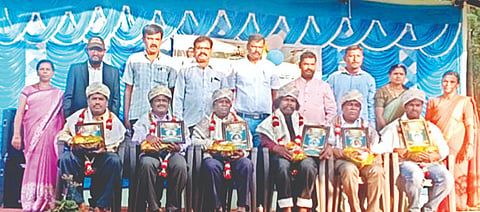 ಯಳಂದೂರು ತಾಲೂಕಿನ ಬಿಳಿಗಿರಿರಂಗನಬೆಟ್ಟದ ಯರಕಗಗದ್ದೆ ಸರ್ಕಾರಿ ಹಿರಿಯ ಪ್ರಾಥಮಿಕ ಶಾಲೆಯಲ್ಲಿ ಆಯೋಜಿಸಿದ್ದ ಗಿರಿರತ್ನ ಪ್ರಶಸ್ತಿ ಪ್ರಧಾನ ಸಮಾರಂಭ ಹಾಗೂ ಶಾಲಾ ವಾರ್ಷಿಕೋತ್ಸವ ಸಮಾರಂಭದಲ್ಲಿ ವಿವಿಧ ಕ್ಷೇತ್ರದಲ್ಲಿ ಸಾಧನೆಗೈದ ಸಾಧಕರಿಗೆ ಗಿರಿರತ್ನ ಪ್ರಶಸ್ತಿ ನೀಡಿ ಗೌರವಿಸಲಾಯಿತು. ಕೇತಮ್ಮ,  ನಾಗರಾಜು,  ಸತೀಶ್,  ಜಯಶಂಕರ್, ರಾಜು, ರಾಜೇಂದ್ರ, ಸುಮಾ, ತುಳಸಮ್ಮ, ಕಾಂತಮ್ಮ, ಭಾಗ್ಯಮ್ಮ ಇತರರು ಇದ್ದರು. 