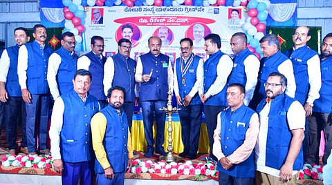 ಯಳಂದೂರು ಪಟ್ಟಣದ ಶ್ರೀ ಶಂಕರ ಸಭಾಭವನದಲ್ಲಿ ಈಚೆಗೆ ನಡೆದ ರೋಟರಿ ಸಂಸ್ಥೆ ಯಳಂದೂರು ಗ್ರೀನ್ ವೇ ಸಂಸ್ಥೆಯ ನೂತನ ಪದಾಧಿಕಾರಿಗಳ ಪದವಿ ಪ್ರದಾನ ಸಮಾರಂಭವನ್ನು ರೋಟರಿ ಜಿಲ್ಲಾ ಪ್ರಾಂತಪಾಲ ಯಶಸ್ವಿ ಎಸ್.ಸೋಮಶೇಖರ್ ಉದ್ಘಾಟಿಸಿದರು. ವೈ.ಕೆ.ಮೋಳೆ ನಾಗರಾಜು, ವೈ.ಎಚ್. ಹನುಮಂತೇಗೌಡ, ಆರ್.ದಕ್ಷಿಣ ಮೂರ್ತಿ, ವೈ.ಜಿ.ನಿರಂಜನಸ್ವಾಮಿ ಇತರರು ಇದ್ದರು.
