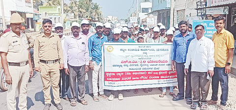 ಯಳಂದೂರಿನಲ್ಲಿ ಬುಧವಾರ ಪಟ್ಟಣ ಪಂಚಾಯಿತಿ, ಗ್ರೀನ್ ಗ್ರಾಮೀಣಾಭಿವೃದ್ಧಿ ಮತ್ತು ತರಬೇತಿ ಸಂಸ್ಥೆ ಸಹಯೋಗದಲ್ಲಿ ಘನತ್ಯಾಜ್ಯ ವಸ್ತು ನಿರ್ವಹಣೆ, ನೈರ್ಮಲ್ಯ, ಬಳಸಿದ ನೀರಿನ ನಿರ್ವಹಣೆ ಸಂಬಂಧ ಹಮ್ಮಿಕೊಂಡಿದ್ದ ಜಾಗೃತಿ ಜಾಥಾದಲ್ಲಿ ಪಟ್ಟಣ ಪಂಚಾಯಿತಿ ಮುಖ್ಯಾಧಿಕಾರಿ ಎಂ.ಪಿ. ಮಹೇಶ್‌ಕುಮಾರ್,  ಮಹದೇವಸ್ವಾಮಿ, ಕವಿತಾ, ಮಲ್ಲಿಕಾರ್ಜುನ, ಪರಶಿವ, ಅರವಿಂದ, ಪ್ರಭುಸ್ವಾಮಿ ಇದ್ದರು.