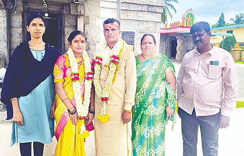 ಯಳಂದೂರು ಸಮೀಪದ ಗಂಗವಾಡಿ ವೀರಭದ್ರೇಶ್ವರ ದೇಗುಲದಲ್ಲಿ ಮಳವಳ್ಳಿ ತಾಲೂಕಿನ ಎಂ.ಜಿ. ಮಹೇಶ್ ಹಾಗೂ ಹರ್ಷಿತಾ ಜೋಡಿಗೆ ಮಹಿಳಾ ಸಾಂತ್ವನ ಕೇಂದ್ರದ ವತಿಯಿಂದ ವಿವಾಹ ಮಾಡಿಸಲಾಯಿತು. 