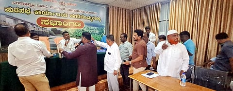 ಹಗರಿಬೊಮ್ಮನಹಳ್ಳಿ ಪುರಸಭೆ ಸಭಾಂಗಣದಲ್ಲಿ ಬಜೆಟ್ ಪೂರ್ವಭಾವಿ ಸಭೆಯಲ್ಲಿ ಅಧ್ಯಕ್ಷ ಮರಿರಾಮಪ್ಪ ಹಾಗೂ ಸದಸ್ಯರ ನಡುವೆ ಮಾತಿನ ಚಕಮಕಿ ನಡೆಯಿತು.