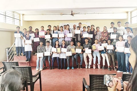 ನರಿಯಂದಡ ಗ್ರಾಮ ಪಂಚಾಯಿತಿ ವ್ಯಾಪ್ತಿಯಲ್ಲಿ ವಿವಿಧ ಕ್ಷೇತ್ರಗಳಲ್ಲಿ ಸಾಧನೆ ಮಾಡಿದ ಸಾಧಕರನ್ನು ಗ್ರಾಮ ಪಂಚಾಯಿತಿ ವತಿಯಿಂದ ಸನ್ಮಾನಿಸಲಾಯಿತು. ಪೆಮ್ಮಂಡ ಕೌಶಿ ಕಾವೇರಮ್ಮ, ಕೋಡಿರ ವಿನೋದ್ ನಾಣಯ, ಬಿದ್ದಂಡ ರಾಜೇಶ್ ಅಚ್ಚಯ್ಯ ಇತರರಿದ್ದರು. 