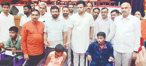 ಪಿರಿಯಾಪಟ್ಟಣದ ಡಿ.ದೇವರಾಜ ಅರಸು ಕಲಾಭವನದಲ್ಲಿ ಭಾರತ ಸರ್ಕಾರದ ಅಡಿಪ್ ಯೋಜನೆಯಡಿ ಬುಧವಾರ ಆಯೋಜಿಸಿದ್ದ ಕಾರ್ಯಕ್ರಮದಲ್ಲಿ ಅಂಗವಿಕಲರಿಗೆ ಸಂಸದ ಯದುವೀರ್ ಕೃಷ್ಣದತ್ತ ಚಾಮರಾಜ ಒಡೆಯರ್  ಸವಲತ್ತು ವಿತರಿಸಿದರು. ಮಾಜಿ ಶಾಸಕ ಎಲ್.ನಾಗೇಂದ್ರ, ಮೈಸೂರು ಜಿಲ್ಲಾ ಬಿಜೆಪಿ ಗ್ರಾಮಾಂತರ ಘಟಕದ ಅಧ್ಯಕ್ಷ ಕುಂಬ್ರಳ್ಳಿ ಸುಬ್ಬಣ್ಣ, ವಿ.ರಾಜೇಂದ್ರ, ರಾಜೇಗೌಡ ಇತರರು ಇದ್ದರು. 