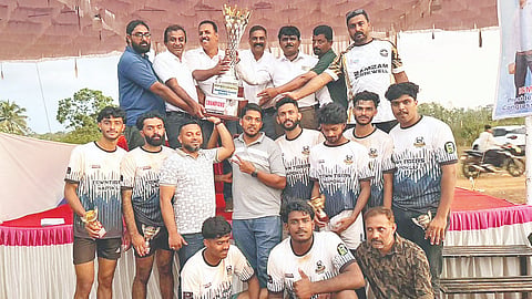 ಇಲ್ಲಿನ ಡೆಕ್ಕನ್ ಯೂತ್ ಕ್ಲಬ್‌ನಿಂದ ಆಯೋಜಿಸಿದ್ದ ಹೊನಲು ಬೆಳಕಿನ ವಾಲಿಬಾಲ್ ಪಂದ್ಯದಲ್ಲಿ ಟೌನ್ ಟೈಗರ್ ತಂಡ ಪ್ರಶಸ್ತಿಯನ್ನು ಮಡಿಗೇರಿಸಿಕೊಂಡಿತು.