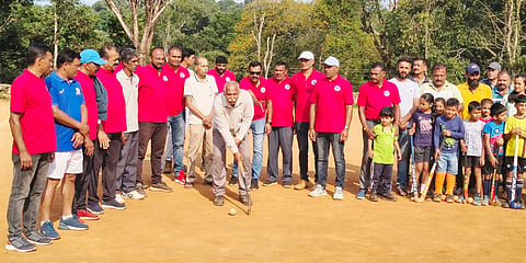 ಬಲ್ಲಮಾವಟಿ ನಾಲ್ನಾಡ ಹಾಕಿ ಕ್ಲಬ್ ವತಿಯಿಂದ ಬಲ್ಲಮಾವಟಿಯ ನೇತಾಜಿ ಪ್ರೌಢಶಾಲಾ ಆಟದ ಮೈದಾನದಲ್ಲಿ ಹಾಕಿ ತರಬೇತಿ ಶಿಬಿರವನ್ನು ಕೊಡಗಿನ ಹಿರಿಯ ಹಾಕಿ ಆಟಗಾರ ಮಡಿಕೇರಿಯ ವಾಂಡರ್ಸ್ ಕ್ಲಬ್ಬಿನ ತರಬೇತುದಾರ ಕೋಟೆರ ನಾಣಯ್ಯ ಉದ್ಗಾಟಿಸಿದರು. ಕರವಂಡ ಸುರೇಶ್, ಅಪ್ಪಚೆಟ್ಟೋಳಂಡ ಡಾಲಿ ಬೋಪಯ್ಯ, ನುಚ್ಚಿಮಣಿಯಂಡ ಗಣೇಶ, ಸಂಚಾಲಕ ಅಪ್ಪಚೆಟ್ಟೋಳಂಡ ಮನು ಮುತ್ತಪ್ಪ ಇತರರು ಇದ್ದರು.