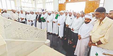 ಎಮ್ಮೆಮಾಡು ಸೂಫಿ ಶಾಹಿದರ ದರ್ಗಾದಲ್ಲಿ ಜಮಾಯತ್, ಶಹೀದಿಯ ಅನಾಥಾಲಯ ಅಧ್ಯಕ್ಷರು ಸಮಿತಿ ಸದಸ್ಯರು ವಿಶೇಷ ಪ್ರಾರ್ಥನೆ ಸಲ್ಲಿಸಿದರು.
