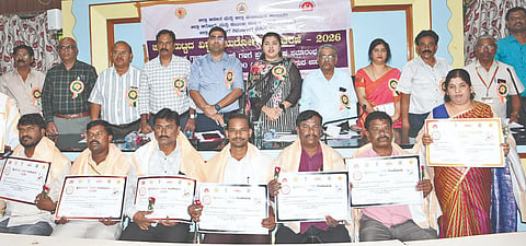 ಕಲಬುರಗಿಯಲ್ಲಿ ಮಂಗಳವಾರ ಆಯೋಜಿಸಿದ್ದ ವಿಶ್ವ ಕ್ಷಯರೋಗ ದಿನಾಚರಣೆಯಲ್ಲಿ ವೈದ್ಯಕೀಯ ಅಧಿಕಾರಿಗಳು, ಗ್ರಾಮ ಪಂಚಾಯಿತಿಗಳ ಪ್ರತಿನಿಧಿಗಳಿಗೆ ಪ್ರಶಸ್ತಿ ನೀಡಿ ಗೌರವಿಸಲಾಯಿತು. ಡಿಸಿ ಫೌಜಿಯಾ ತರನ್ನುಮ್, ಸಿಇಒ ಭಂವರಸಿAಗ್ ಮೀನಾ, ಡಾ.ಶರಣಬಸಪ್ಪ ಕ್ಯಾತನಾಳ್, ಡಾ.ಚಂದ್ರಕಾAತ ನರಬೋಳಿ, ಡಾ.ಲಾವಣ್ಯ ಪೀಟರ್, ಡಾ.ಶರಣಬಸಪ್ಪ ಗಣಜಲಖೇಡ್, ಡಾ.ಎ.ಎಸ್.ರುದ್ರವಾಡಿ ಇತರರಿದ್ದರು.