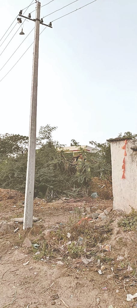 ವಡಗೇರಾ ತಾಲೂಕಿನ ಕೋಡಾಲ ಗ್ರಾಮದಲ್ಲಿ ಮುರಿದು ಬಿದ್ದ ವಿದ್ಯುತ್​ ಕಂಬವನ್ನು ತೆರವುಗೊಳಿಸಿ ಹೊಸ ಕಂಬ ಹಾಕಿದ ಜೆಸ್ಕಾಂ ಅಧಿಕಾರಿಗಳು.