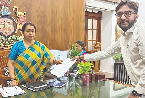  ಗಡಿ ವಿವಾದ ಬಗೆಹರಿಸುವಂತೆ ಒತ್ತಾಯಿಸಿ ಬೆಂಗಳೂರಿನಲ್ಲಿ ಶಾಸಕ ಡಾ.ಅವಿನಾಶ ಜಾಧವ್​ ಅವರು ಸರ್ಕಾರದ ಮುಖ್ಯ ಕಾರ್ಯದರ್ಶಿ ಶಾಲಿನಿ ರಜನೀಶ ಅವರಿಗೆ ಮನವಿಪತ್ರ ಸಲ್ಲಿಸಿದರು.