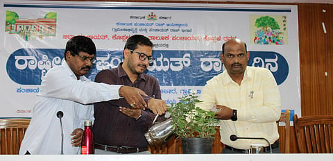 ಕೊಪ್ಪಳದಲ್ಲಿ ರಾಷ್ಟ್ರೀಯ ಪಂಚಾಯತ್​ ರಾಜ್​ ದಿನಾಚರಣೆ ಕಾರ್ಯಕ್ರಮವನ್ನು ಜಿಪಂ ಸಿಇಒ ವರ್ಣಿತ್​ ನೇಗಿ ಉದ್ಘಾಟಿಸಿದರು.  ಜಿ.ಪಂ ಉಪಕಾರ್ಯದರ್ಶಿ ಟಿ.ಕೃಷ್ಣಮೂರ್ತಿ, ತಾಪಂ ಇಒ ದುಂಡಪ್ಪ ತುರಾದಿ ಇದ್ದರು.