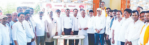  ಚಿಂಚೋಳಿ ತಾಲೂಕಿನ ವೆಂಕಟಾಪುರ ಗ್ರಾಪಂ ವ್ಯಾಪ್ತಿಯ ಗೋಪುನಾಯಕ ತಾಂಡಾದಲ್ಲಿ ಭಾನುವಾರ ಹಮ್ಮಿಕೊಂಡಿದ್ದ ಬಂಜಾರ ಸಮಾಜ ಮಹಾಪಂಚಾಯತ್​ ಸಭೆಯಲ್ಲಿ ಮಾಣಿಕ ಜಾಧವ್​, ರಾಮಶೆಟ್ಟಿ, ಜಗನ್ನಾಥ ರಾಠೋಡ್​, ವಿಠ್ಠಲ್​ ಕಾರಭಾರಿ, ತುಕಾರಾಮ ಮೋಟಿಮೋಕ್​, ಬಲಭೀಮ, ಹರಿಸಿಂಗ್​ ಮಾಸ್ಟರ್​, ಭೀಮಶೆಟ್ಟಿ ಚವ್ಹಾಣ್​ ಇತರರಿದ್ದರು.