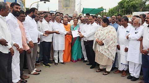  ಎಸ್ಟಿಗೆ ಶೇ.7ರಷ್ಟು ಹೆಚ್ಚಳ ಮಾಡಿ ಸಂವಿಧಾನದ ಷೆಡ್ಯೂಲ್​ 9ಕ್ಕೆ ಸೇರ್ಪಡೆ ಮಾಡಬೇಕು ಎಂದು ಒತ್ತಾಯಿಸಿ ಎಸಿ ಕ್ಯಾ. ಮಹೇಶ ಮಾಲಗಿತ್ತಿಗೆ ಮನವಿ ಸಲ್ಲಿಸಲಾಯಿತು. ಮಾಜಿ ಸಂಸದ ವಿ.ಎಸ್​. ಉಗ್ರಪ್ಪ, ವಾಲ್ಮೀಕಿ ಮಹಾಸಭಾದ ಜಿಲ್ಲಾಧ್ಯಕ್ಷ ಡಾ.ಕೆ.ಎನ್​.ಪಾಟೀಲ್​, ಮಾಜಿ ಜಿಲ್ಲಾಧ್ಯಕ್ಷ ಟಿ.ರತ್ನಾಕರ, ರಾಮಣ್ಣ ಕಲ್ಲನವರ, ಮಾಲತಿ ನಾಯಕ, ಜ್ಯೋತಿ ಗೊಂಡಬಾಳ ಇದ್ದರು.