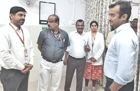  ಅಫಜಲಪುರ ತಾಲೂಕಿನ ಗೊಬ್ಬೂರ (ಬಿ) ಗ್ರಾಮದ ಪ್ರಾಥಮಿಕ ಆರೋಗ್ಯ ಕೇಂದ್ರಕ್ಕೆ ಜಿಪಂ ಸಿಇಒ ರಾಹುಲ್​ ಸಂಕನೂರ ಬುಧವಾರ ಭೇಟಿ ನೀಡಿ ಪರಿಶೀಲಿಸಿದರು. ಟಿಎಚ್​ಒ ಚೇತನ ದುಮಾಲೆ ಇತರರಿದ್ದರು.