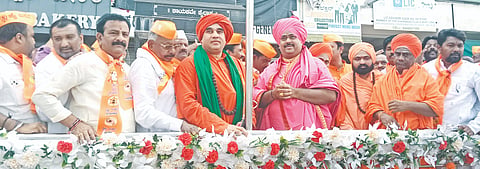 ಆಳಂದನಲ್ಲಿ ಬಸವಣ್ಣನ ಪ್ರತಿಮೆಗೆ ಮಾಲಾರ್ಪಣೆ ಮಾಡಿ ಬಸವ ಜಯಂತಿ ಮೆರವಣಿಗೆಗೆ ಚಾಲನೆ ನೀಡಲಾಯಿತು. ಶ್ರೀ ಡಾ.ಮುರುರಾಜೇಂದ್ರ ಸ್ವಾಮೀಜಿ, ಶ್ರೀ ಬಸವಜಯ ಮೃತ್ಯುಂಜಯ ಸ್ವಾಮೀಜಿ ಇತರರಿದ್ದರು.