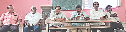 ಚಂದಾಪುರದಲ್ಲಿ ಮಂಗಳವಾರ ಆಯೋಜಿಸಿದ್ದ ಬಿಎಲ್​ಎಗಳ ಸಭೆಯಲ್ಲಿ ತಹಸೀಲ್ದಾರ್​ ಸುಬ್ಬಣ್ಣ ಜಮಖಂಡಿ ಮಾತನಾಡಿದರು. ಕಾಶಿನಾಥ ಧನ್ನಿ, ನಾಗಶೆಟ್ಟಿ ಭದ್ರಶೆಟ್ಟಿ, ಅಶೋಕ ಹೂವಿನಬಾವಿ, ಜಯಪ್ಪ ಚಾಪಲ್​ ಇದ್ದರು.