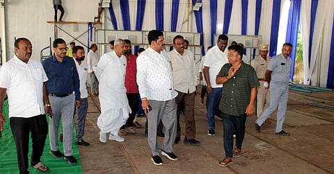 ಕೊಪ್ಪಳ ತಾಲೂಕಿನ ಮುನಿರಾಬಾದ್​ನಲ್ಲಿ ವೇದಿಕೆ ಕಾರ್ಯಕ್ರಮದ ಅಂತಿಮ ಸಿದ್ಧತೆ ವೀಸಿದ ಶಾಸಕರು. ಸಂಸದ ರಾಜಶೇಖರ ಹಿಟ್ನಾಳ, ಶಾಸಕರಾದ ಶಿವರಾಜ ತಂಗಡಗಿ, ರಾವೇಂದ್ರ ಹಿಟ್ನಾಳ, ಮಾಜಿ ಸಚಿವ ಅಮರೇಗೌಡ ಬಯ್ಯಾಪುರ ಇದ್ದರು. 