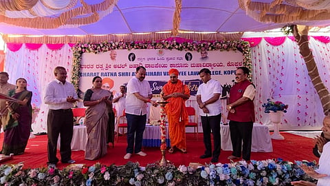 ಕೊಪ್ಪಳದಲ್ಲಿ ಬುಧವಾರ ಹಮ್ಮಿಕೊಂಡಿದ್ದ ಬೀಳ್ಕೊಡಿಗೆ ಕಾರ್ಯಕ್ರಮವನ್ನು ಅಭಿನವ ಗವಿಸಿದ್ದೇಶ್ವರ ಸ್ವಾಮೀಜಿ ಉದ್ಘಾಟಿಸಿದರು. ಹು&ಧಾ ಮಹಾನಗರ ಪಾಲಿಕೆ ಮಾಜಿ ಮಹಾಪೌರ ಈರೇಶ ಬಿ. ಅಂಚಟಗೇರಿ, ವಿಪ ಸದಸ್ಯ ಸುಶೀಲ್​ ನಮೋಶಿ, ಡಾ.ಬಸವರಾಜ ಕ್ಯಾವಟರ್​,ಪ್ರಾಚಾಯೆರ್ ಉಷಾದೇವಿ ಹಿರೇಮಠ ಇದ್ದರು. 