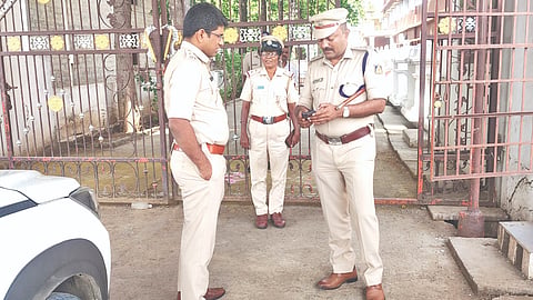ದೇವಲಗಾಣಗಾಪುರಕ್ಕೆ ಎಸ್​ಪಿ ಅಡ್ಡೂರು ಶ್ರೀನಿವಾಸುಲು ಭೇಟಿ ನೀಡಿ ಹಲ್ಲೆ ಬಗ್ಗೆ ಮಾಹಿತಿ ಪಡೆದರು. ಡಿವೈಎಸ್​ಪಿ ತಮ್ಮಾರಾಯಗೌಡ ಪಾಟೀಲ್​ ಇತರರಿದ್ದರು. 
