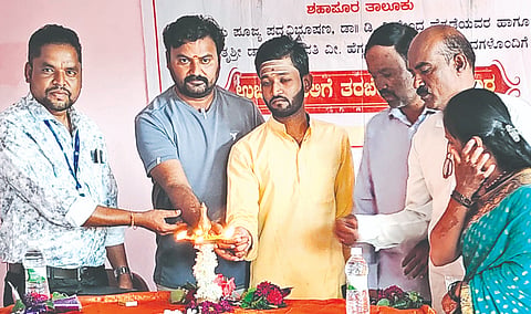 ದೋರನಹಳ್ಳಿಯಲ್ಲಿ ಶ್ರೀಕ್ಷೇತ್ರ ಧರ್ಮಸ್ಥಳ ಗ್ರಾಮೀಣಾಭಿವೃದ್ಧಿ ಸಂಸ್ಥೆ ಆಯೋಜಿಸಿರುವ ಉಚಿತ ಹೊಲಿಗೆ ತರಬೇತಿ ಶಿಬಿರಕ್ಕೆ ಸಂಸ್ಥೆ ಯೋಜನಾಽಕಾರಿ ಕುಮಾರ ಬಣಕಾರ ಚಾಲನೆ ನೀಡಿದರು. ಬೀಸಯ್ಯ, ಶೋಭಾ, ಬಸವರಾಜ ಸಿನ್ನೂರ, ದೇವಿಂದ್ರಪ್ಪ ವಿಶ್ವಕರ್ಮ ಇತರರಿದ್ದರು.