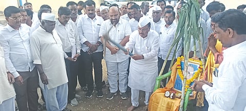 ಆಳಂದ ತಾಲೂಕಿನ ಪಡಸಾವಳಿಯಲ್ಲಿ ಆರ್ಟ್​ ಗ್ಯಾಲರಿ ಕಾಮಗಾರಿಗೆ ಶಾಸಕ ಬಿ.ಆರ್​.ಪಾಟೀಲ್​ ಗುದ್ದಲಿ ಪೂಜೆ ನೆರವೇರಿಸಿದರು. ಮಜರ್​ ಹುಸೇನ್​, ಸಿದ್ದರಾಮ ಪ್ಯಾಟಿ, ಬಿ.ಎಸ್​.ಪಾಟೀಲ್​, ಬಾಬು ಗೊಬ್ಬುರ, ಮಲ್ಲಿನಾಥ ಬಿರಾದಾರ ಇತರರಿದ್ದರು.