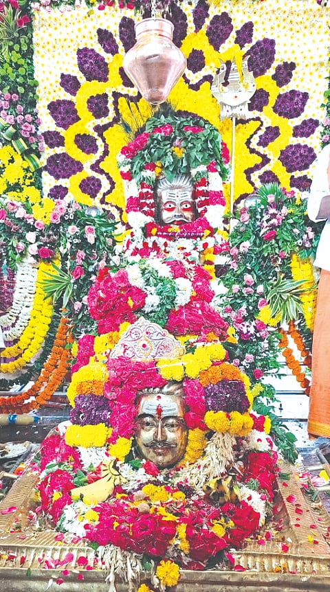 ಶ್ರೀ ಮಲ್ಲಿಕಾರ್ಜುನ ದೇವರಿಗೆ ವಿವಿಧ ಪುಷ್ಪಗಳಿಂದ ಅಲಂಕಾರ ಮಾಡಿರುವುದು.