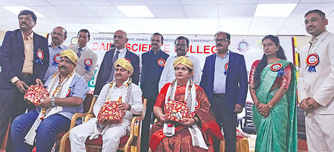 ಕಮಲಾಪುರ ತಾಲೂಕಿನ ಮಹಾಗಾಂವ್​ ಕ್ರಾಸ್​ ಸರ್ಕಾರಿ ಹೈನು ವಿಜ್ಞಾನ ಮಹಾವಿದ್ಯಾಲಯದಲ್ಲಿ ಬೀದರ್​ ವಿವಿ ಉಪಕುಲಪತಿ ಡಾ.ಕೆ.ಸಿ.ವೀರಣ್ಣ ಅವರನ್ನು ಸೋಮವಾರ ಸನ್ಮಾನಿಸಲಾಯಿತು. ಬಸವರಾಜ ಭತಮುರ್ಗೆ, ವಿಜಯಕುಮಾರ ಪಾಟೀಲ್​, ಶ್ರೀದೇವಿ ಬಿ., ಡಾ.ಎಚ್​.ಮಂಜುನಾಥ ಇತರರಿದ್ದರು.
