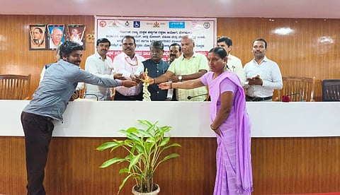 ಕೊಪ್ಪಳದಲ್ಲಿ ಬುಧವಾರ ಹಮ್ಮಿಕೊಂಡಿದ್ದ ತರಬೇತಿ ಕಾರ್ಯಾಗಾರವನ್ನು ರಾಜ್ಯ ಮಕ್ಕಳ ಹಕ್ಕುಗಳ ರಕ್ಷಣಾ ಆಯೋಗ ಸದಸ್ಯ ಶೇಖರಗೌಡ ರಾಮತ್ನಾಳ ಉದ್ಘಾಟಿಸಿದರು. ಡಿಡಿಪಿಯು ಜಗದೀಶ ಜಿ.ಎಚ್​., ಮಹಿಳಾ ಮತ್ತು ಮಕ್ಕಳ ಅಭಿವೃದ್ಧಿ ಇಲಾಖೆ ಉಪ ನಿರ್ದೇಶಕ ಪಿ.ವೈ.ಶೆಟ್ಟೆಪ್ಪನವರ, ಜಿಲ್ಲಾ ಮಕ್ಕಳ ಕಲ್ಯಾಣ ಸಮಿತಿ ಅಧ್ಯಕ್ಷ ಪ್ರಕಾಶ ಕಡಗದ, ಜಿಲ್ಲಾ ಅಂಗವಿಕಲರ ಕಲ್ಯಾಣಾಧಿಕಾರಿ ವೆಂಕಟೇಶ ದೇಶಪಾಂಡೆ ಇದ್ದರು. 