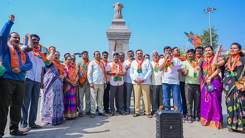 ದ್ವೇಷ ಭಾಷಣ ಪ್ರತಿಬಂಧಕ ವಿಧೇಯಕ ವಾಪಸ್​ ಪಡೆಯಲು ಆಗ್ರಹಿಸಿ ಬಿಜೆಪಿ ಮುಖಂಡರು ಬುಧವಾರ ಕೊಪ್ಪಳದಲ್ಲಿ ಪ್ರತಿಭಟನೆ ನಡೆಸಿದರು. ವಿಪ ಸದಸ್ಯೆ ಹೇಮಲತಾ ನಾಯಕ, ಪ್ರಮುಖರಾದ ಡಾ.ಬಸವರಾಜ ಕ್ಯಾವಟರ್​, ---------ಪ್ರದಿಪ ಹಿಟ್ನಾಳ, ಡಿ.ಮಲ್ಲಣ್ಣ, ಉಮೇಶ ಕುರಡೇಕರ್​, ಕನಕಮೂರ್ತಿ, ನೀಲಕಂಠಯ್ಯ, ಗೀತಾ ಮುತ್ತಾಳ, ಕೀರ್ತಿ ಪಾಟೀಲ್​, ಜಯಶ್ರೀ ಗೊಂಡಬಾಳ, ಫಕೀರಪ್ಪ ಆರೇರ್​ ಇದ್ದರು. 