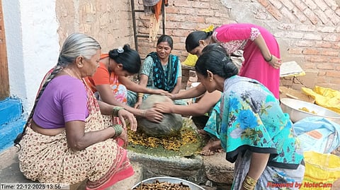 ಕುಷ್ಟಗಿ ತಾಲೂಕಿನ ಹನುಮನಾಳ ಗ್ರಾಮದ ಭಕ್ತರು 10ಕ್ವಿಂಟಾಲ್​ ಹುಣಸೆ ಚಟ್ನಿ ಸಿದ್ಧಪಡಿಸುತ್ತಿರುವುದು. 