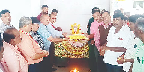 ನಾಗಮಂಗಲ ಪಟ್ಟಣದ ತಾಲೂಕು ಆಡಳಿತ ಸೌಧದ ಸಭಾಂಗಣದಲ್ಲಿ ಶುಕ್ರವಾರ ಏರ್ಪಡಿಸಿದ್ದ ಶಿವಶರಣ ಹಡಪದ ಅಪ್ಪಣ್ಣ ಜಯಂತ್ಯುತ್ಸವ ಸಮಾರಂಭದಲ್ಲಿ ಅಪ್ಪಣ್ಣ ಭಾವಚಿತ್ರಕ್ಕೆ ಪುಷ್ಪಾರ್ಚನೆ ಮಾಡಲಾಯಿತು. ತಹಸೀಲ್ದಾರ್ ಅಶೋಕ್, ಸಿಡಿಪಿಒ ಕೃಷ್ಣಮೂರ್ತಿ ಇತರರು ಇದ್ದರು. 