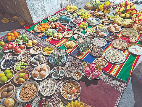  ಮಕರ ಸಂಕ್ರಾಂತಿ ನಿಮಿತ್ತ ಚೆಲುವನಾರಾಯಣನಿಗೆ ಅರ್ಪಿಸಲು ಕ್ಷೇತ್ರದೇವತೆ ಬದರೀನಾರಾಯಣಸ್ವಾಮಿ ದೇವಾಲಯದಲ್ಲಿ ಇಟ್ಟಿದ್ದ ಲಪುಷ್ಪಗಳ ತಟ್ಟೆಯ ಭವ್ಯನೋಟ.
