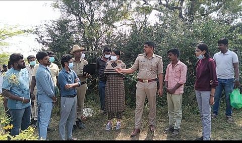 ಚೇಳೂರಿನ ಸ್ಮಶಾನದಲ್ಲಿ ಹೂತಿಟ್ಟಿದ್ದ ಮಗುವಿನ ಮೃತದೇಹ ಹೊರ ತೆಗೆಯುವ ದೃಶ್ಯ