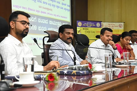 ಚಿಕ್ಕಬಳ್ಳಾಪುರ ಜಿಲ್ಲಾಡಳಿತ ಭವನದಲ್ಲಿ ಕೈಗೊಂಡಿದ್ದ ಸಭೆಯಲ್ಲಿ ಮಕ್ಕಳ ರಕ್ಷಣಾ ಆಯೋಗದ ಅಧ್ಯಕ್ಷ ಶಶಿಧರ್ ಕೋಸಂಬೆ, ಜಿ.ಪಂ.ಸಿಇಒ ಡಾ ನವೀನ್ ಭಟ್ ಮತ್ತಿತರರು ಇದ್ದರು.  .