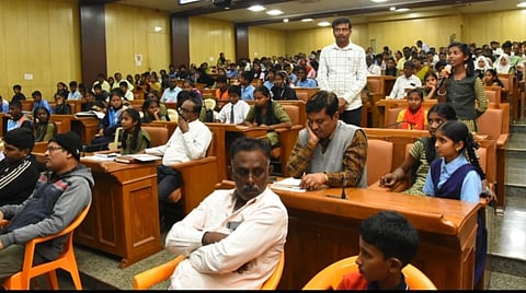 ಚಿಕ್ಕಬಳ್ಳಾಪುರ ಜಿಲ್ಲಾಡಳಿತ ಭವನದಲ್ಲಿ ಕೈಗೊಂಡಿದ್ದ ಸಭೆಯಲ್ಲಿ ಸಮಸ್ಯೆಗಳನ್ನು ಪ್ರಸ್ತಾಪಿಸಿದ ವಿದ್ಯಾರ್ಥಿಗಳು.