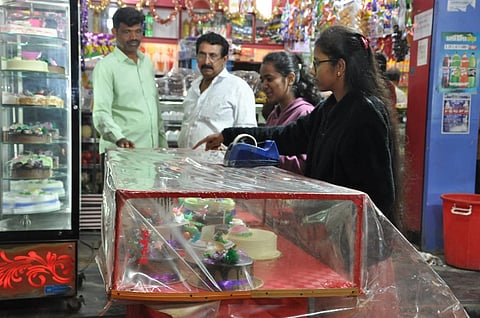 ಚಿಕ್ಕಬಳ್ಳಾಪುರದ ಬೇಕರಿಯಲ್ಲಿ ಕೇಕ್ ಖರೀದಿಯಲ್ಲಿ ತೊಡಗಿರುವ ಗ್ರಾಹಕರು