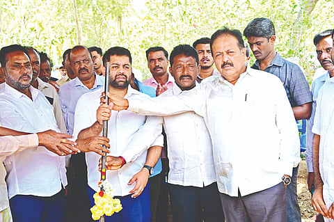 ನಾಗಮಂಗಲ ತಾಲೂಕಿನ ಬೆಳ್ಳೂರಿನಲ್ಲಿ 2 ಕೋಟಿ ರೂ. ವೆಚ್ಚದಲ್ಲಿ ನಿರ್ಮಿಸಿರುವ ರೈತ ಸಂಪರ್ಕ ಕೇಂದ್ರವನ್ನು ಸಚಿವ ಎನ್.ಚಲುವರಾಯಸ್ವಾಮಿ ಉದ್ಘಾಟಿಸಿದರು.