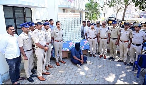 ವಶಪಡಿಸಿಕೊಂಡ ಹಣದೊಂದಿಗೆ ಚಿಕ್ಕಬಳ್ಳಾಪುರ ಜಿಲ್ಲಾ ಪೊಲೀಸ್ ವರಿಷ್ಠಾಧಿಕಾರಿ ಕುಶಾಲ್ ಚೌಕ್ಸೆ, ಡಿವೈಎಸ್ಪಿ ಶಿವಕುಮಾರ್ ಮತ್ತಿತರರನ್ನು ಕಾಣಬಹುದು
