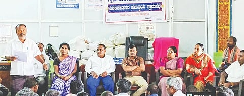ಹಿರೇಸಿಂದೋಗಿ ಗ್ರಾಮದಲ್ಲಿ ಅಂಗವಿಕಲರ ಸಮನ್ವಯ ಗ್ರಾಮ ಸಭೆಯಲ್ಲಿ ಗ್ರಾಮೀಣ ಪುನರ್ವಸತಿ ಕಾರ್ಯಕರ್ತ ಸಿದ್ದಲಿಂಗಯ್ಯ ಮಾತನಾಡಿದರು. ಪಿಡಿಒ ಪ್ರಕಾಶ ಸಜ್ಜನ, ಕಾರ್ಯದರ್ಶಿ ಮಹೇಶ, ಪ್ರಮುಖರಾದ ಮಲ್ಲಿಕಾರ್ಜುನ, ಸಿದ್ದಲಿಂಗಯ್ಯ, ಭರಮಪ್ಪ ಇತರರಿದ್ದರು.